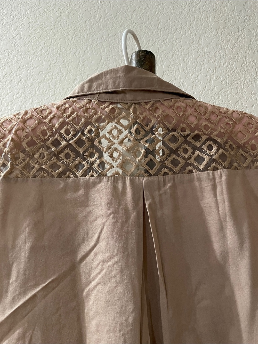 NWT JOY & CO Front Button collared Top. Camel color w embroidery, sleeveless Lg - Picture 6 of 10